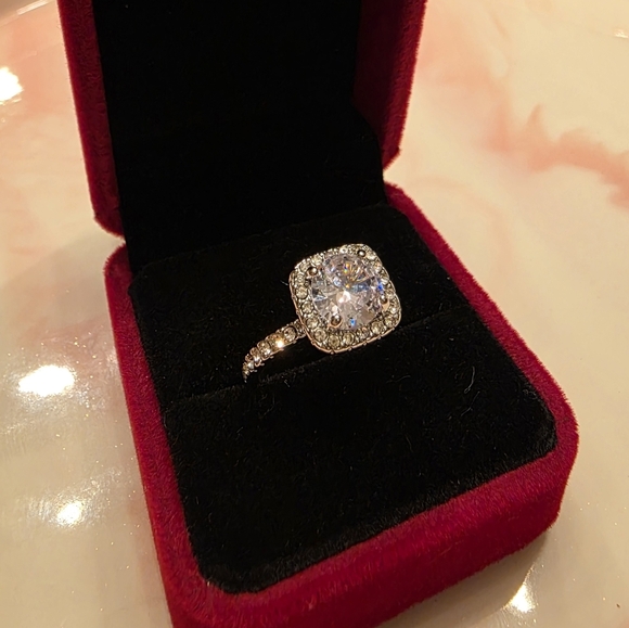 Modern Ring - Picture 1 of 3